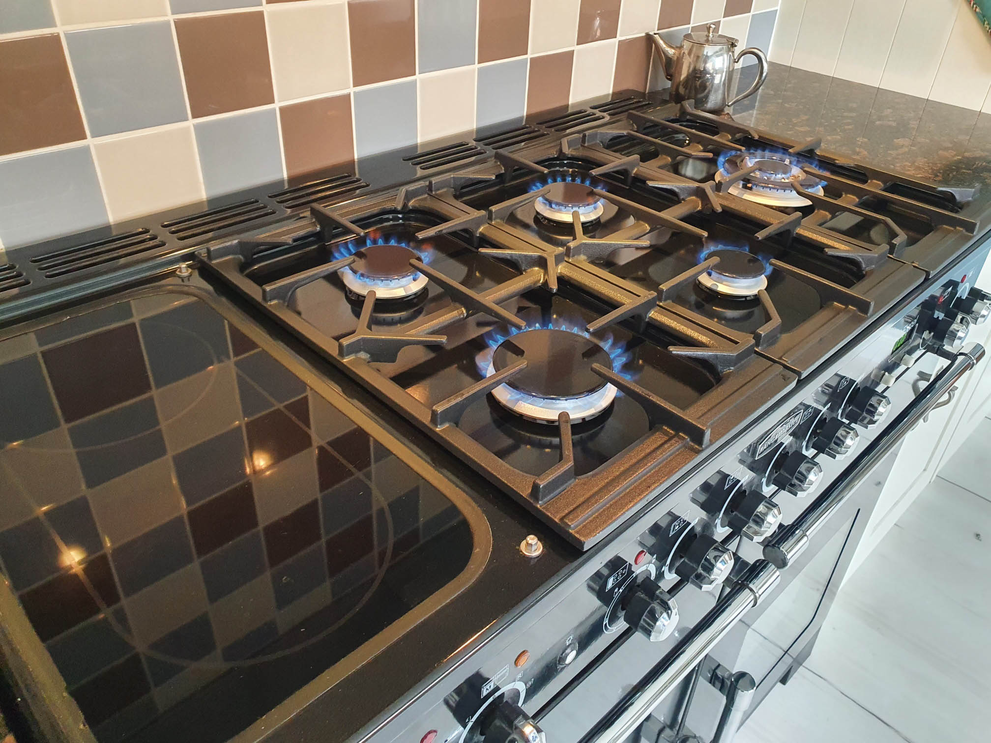 Clean Gas Hob | Clean Oven Belfast | Oven Cleaning NI | Oven Clean ni | Kitchen Cleaning NI | Oven Cleaning Belfast | Kitchen Appliance Cleaning Belfast | Oven Clean NI