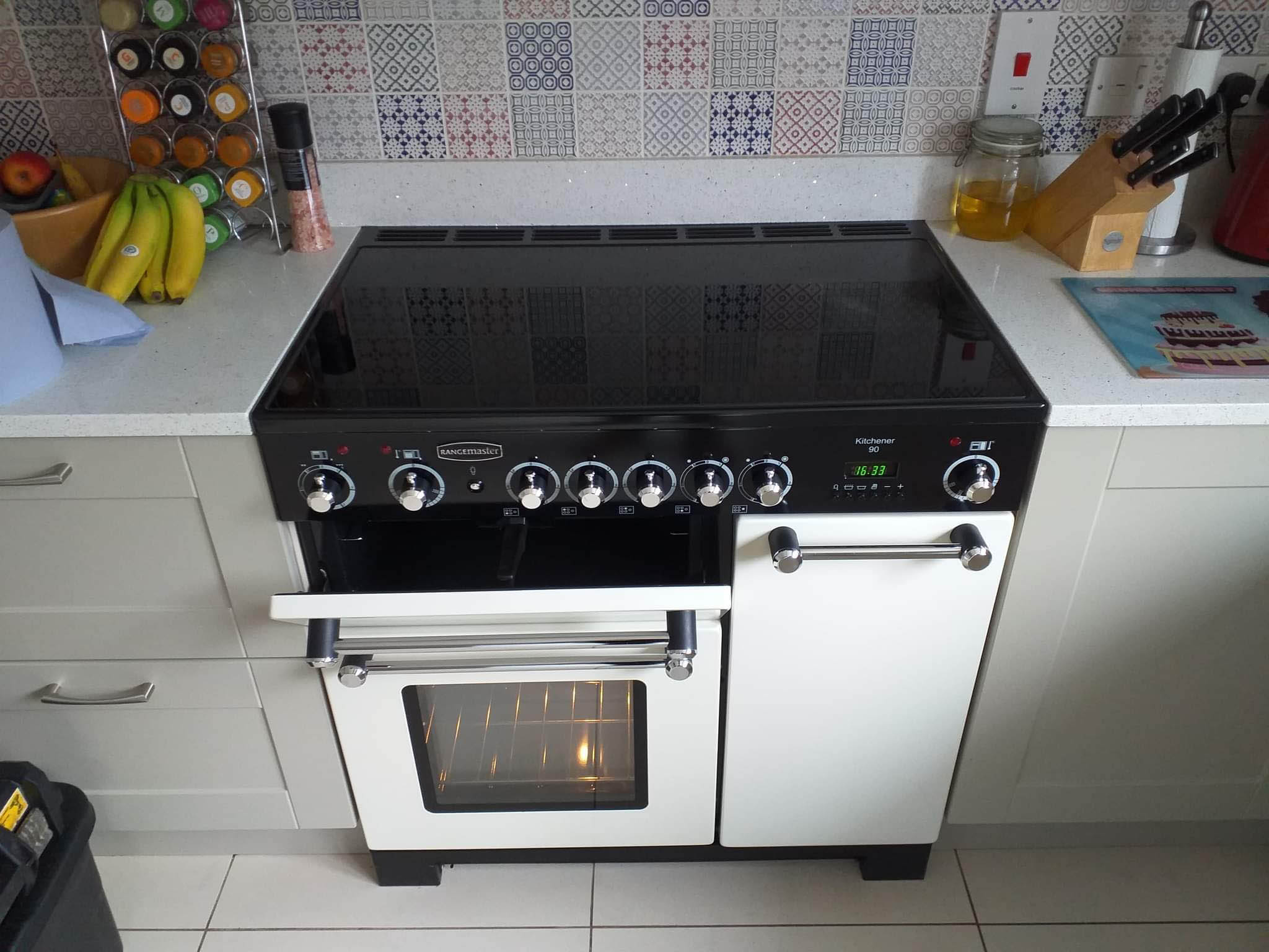 Clean hob | Clean Oven Belfast | Oven Cleaning NI | Oven Clean ni | Kitchen Cleaning NI | Oven Cleaning Belfast | Kitchen Appliance Cleaning Belfast | Oven Clean NI